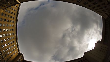 Über Berlin hingen teilweise dicke Wolken. Es waren allerdings normale Regenwolken, die Aschewolke ist vom Boden aus nicht zu sehen.