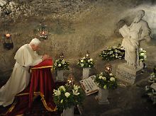 Benedikt XVI. in der Paulus-Grotte.