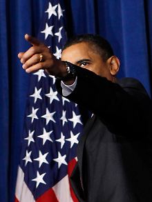 Obama zeigt bei einer Ansprache im Weißen Haus auf die Zuhörer.