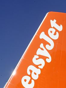 Der Billigflieger Easyjet muss seinen Namen für eine Wortneuschöpfung hergeben - den  "Easyjetset". Dessen Motto: Alle sind High-Society, alle hoch oben in der Luft.
