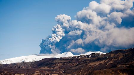 Nach wie vor stößt der Eyjafjallajokull große Mengen Asche in die Luft.