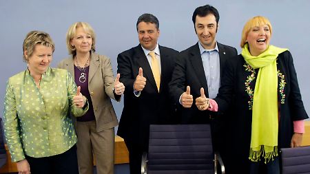 Wahlsieg fast schon in der Tasche? Grünen-Spitzenkandidatin Löhrmann, SPD-Kandidatin Kraft, SPD-Chef Gabriel sowie die Grünen-Chefs Özdemir und Roth (v.l.).