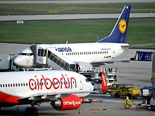 Maschinen von Lufthansa und Air Berlin auf dem Flughafen Frankfurt am Main.