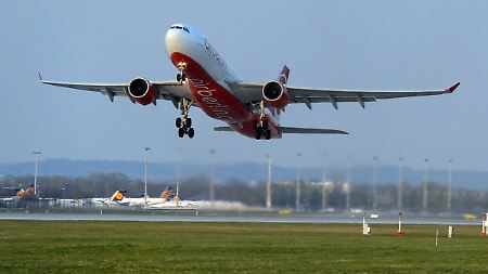 Eine Maschien der Air Berlin startet in München, um Reisende aus Mallorca zurückzuholen.