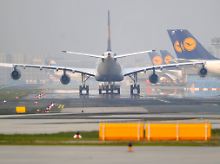 Am Flughafen Frankfurt am Main kommt der Flugbetrieb allmählich in Gang.