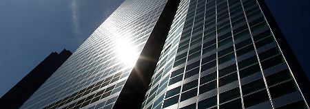 Matt glänzende Fassade: Über dem neuen Hauptquartier der US-Bank braut sich einiges zusammen.