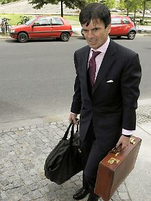 Trägt seine Taschen selbst: Alexander Dibelius auf dem Weg zu einer Sitzung im Bundeswirtschaftsministerium (Archivaufnahme aus dem Juni 2009).