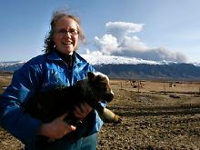 Farmerin Anna Runolfsdottir mit Lamm und Vulkan.
