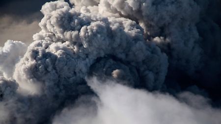 Luftbild der Wolke über dem Eyjafjallajökull.