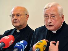 Der Vorsitzende der Bischofskonferenz, der Freiburger Erzbischof Robert Zollitsch (l) hatte Mixa den Rücktritt nahegelegt.