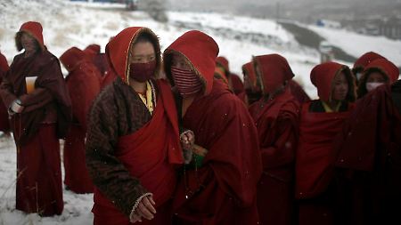 Tibetanische Mönche versammeln sich in der Eiseskälte, um für die Erdbebenopfer zu beten.