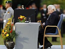 Helmut Schmidt (SPD) spricht am 20. Juli 2008 vor dem Reichstag zu Rekruten der Bundeswehr.