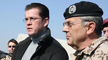 Bundesverteidigungsminister Karl-Theodor zu Guttenberg (l.) stattet den deutschen Truppen in Afghanistan zusammen mit dem damaligen Generalinspekteur der Bundeswehr, Wolfgang Schneiderhan, einen Besuch ab (Archivbild vom 13. November 2009).