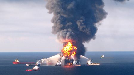 Das Feuer konnte nicht unter Kontrolle gebracht werden, nun ist die Plattform gesunken.