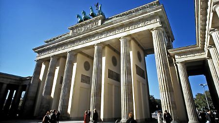 Bei Touristen aus aller Welt beliebt: die deutsche Hauptstadt. (Brandenburger Tor)
