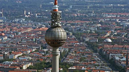 Macht nicht nur auf Kinder Eindruck - hoch auf den Fernsehturm am Alexanderplatz geht es im Fahrstuhl in 40 Sekunden.