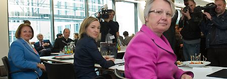 Die Ministerinnen (v.r.) Schavan, Schröder und Leutheusser-Schnarrenberger leiten den Runden Tisch.