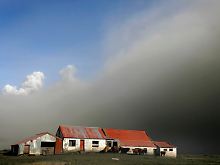 Die Vulkanasche verdunkelt den Himmel über Island.