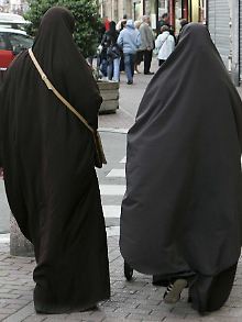 Zwei muslimische Frauen mit Burkas in der französischen Stadt Douai (Archivfoto vom 17.12.2009). 