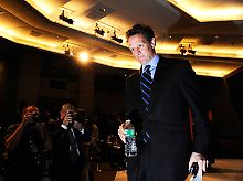 US-Finanzminister Geithner verlässt das Podium. Die USA würden zur Not in Sache Bankenabgabe auch alleine weitergehen.