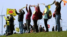 Demonstranten in der Nähe des AKWs in Brunsbüttel.