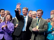 Auch FDP-Schatzmeister Solms applaudiert dem Vorsitzenden.