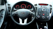 Auch den Innenraum hat man bei Kia aufgewertet. Leder und Alu-Imitat schmücken das Armaturenbrett.