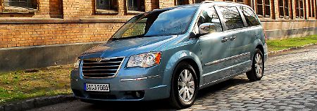 Mit dem Grand Voyager hat Chrysler ein ausgesprochen komfortables Reisemobil auf die Räder gestellt. Platz und elektrische Helferlein gibt es satt.
