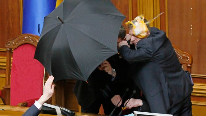 Vernebelte Debatte: Prügel im ukrainischen Parlament