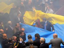 Im Parlament fliegen die Fetzen: Die Ukraine ist tief gespalten.