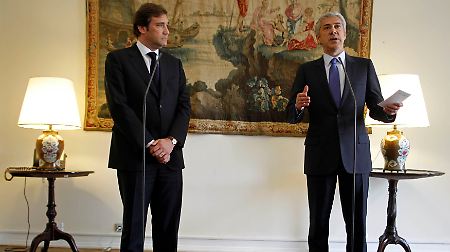 José Sócrates (rechts) erklärt im Beisein seines politischen Gegenspielers Pedro Cassos Coelho die Pläne der Regierung.