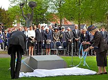 Das Monument besteht aus gläsernen Ballons auf einem Granitsockel. Es symbolisiere Verletzlichkeit und Trauer, erklärte der Künstler Menno Jonker.
