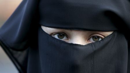 Frankreichs Parlament für Gesetz: Burka-Verbot rückt näher