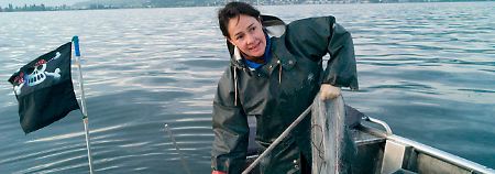 Heike Winder fischt noch selbst - ihren Fang verkauft die Fischerin aus Hagnau dann frisch geräuchert.