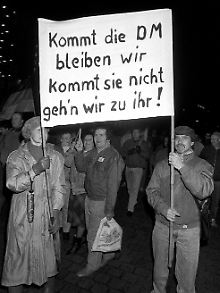 Viele Ostdeutschen schlossen sich dem D-Mark-Patriotismus an.