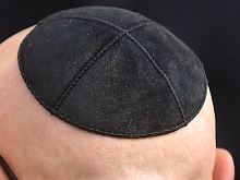 Offenbar reichte die Kippa aus, um die Angreifer in Rage zu versetzen.