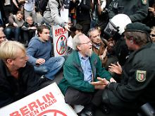 In Berlin räumt die Polizei eine Sitzblockade. Auch Bundestagsvizepräsident Thierse (M.) setzte sich den Nazis in den Weg - und musste weichen.