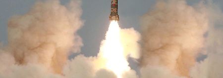 Eine atomwaffentaugliche Mittelstreckenrakete während eines Tests in Pakistan.