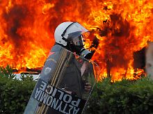 Polizisten wurden mit Brandsätzen angegriffen.
