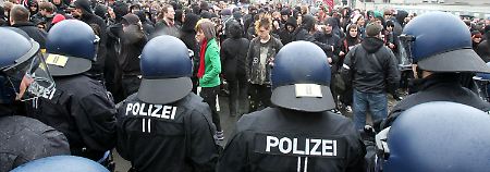 AI fordert eine Kennzeichnungspflicht von Polizisten - insbesondere dann, wenn sie Helme tragen.