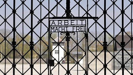 Das Eingangstor ins Konzentrationslager Dachau mit dem zynischen Satz "Arbeit macht frei".