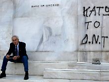 Die Hilfe für Griechenland stößt nicht auf ungeteilte Zustimmung. "IWF raus", ist auf der Fassade der griechischen Nationalbank zu lesen.  