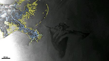 Der Ölteppich wird ständig größer.