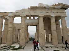 Touristen besichtigen die Akropolis in Athen (Archivbild).