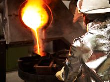 "Von der Stirne heiß rinnen muss der Schweiß": Ein LGL-Mitarbeiter bringt flüssiges Gold in Barrenform.