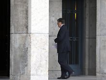Josef Ackermann auf dem Weg ins Finanzministerium.