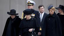 Königin Beatrix (vorn) und ihre Familie setzten die Gedenkfeier aber fort.