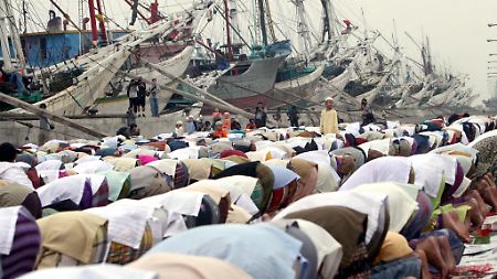 Muslime beim Gebet im Hafen von Jakarta, während Eid-al Fitr (Fest des Fastenbrechens).