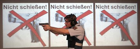 Polizist am Schießstand: Die Waffe wird nicht allzu oft gezogen.