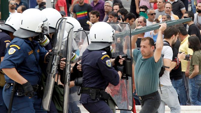 Randalierer zünden Bank an: Tödliche Proteste in Athen